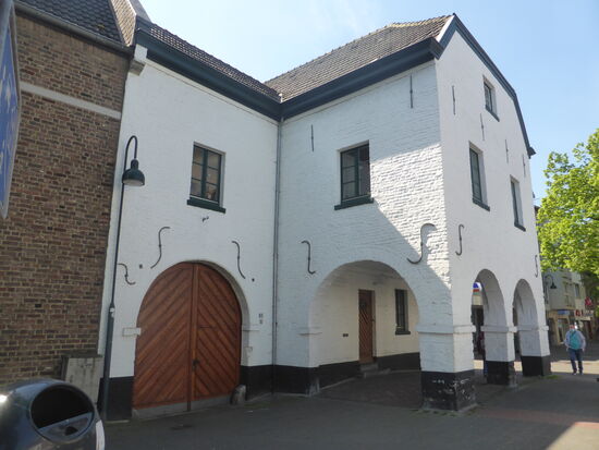 Alt-Haarener Straße 83 - Backsteingiebelbau mit rundbogigem Laubengang, Krüppelwalmdach; linksseitig Traufenanbau - ehemaliger Zehnthof aus dem 17./18.Jh.