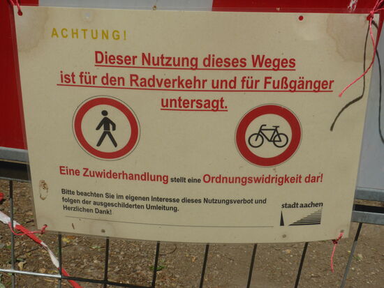 man könnte von hier bis zur Villa Kaiserruh laufen, wenn der Weg entlang der Wurm nicht z.Zt. gesperrt wäre. - welcher Sachbearbeiter der Stadt hat dieses wohl Verbotsschild kreiiert? - das tut ja weh
