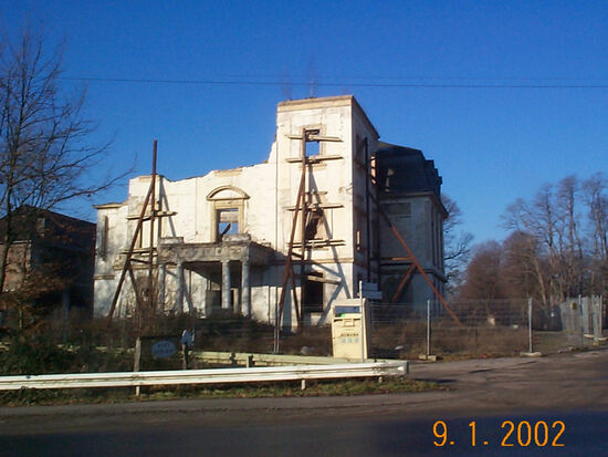 da im Mai 1999 der Dachstuhl einstürzte und damit fast alle Decken und einen Teil der Außenfassade mitriss, steht dieses Gebäude nur noch unter einem heruntergesetzten Denkmalschutz.