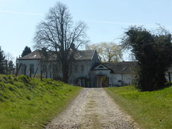 weiß geschlämmte Bruch- und Backsteingebäude mit Blausteinwänden