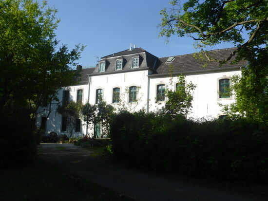 „Gut Schlottfeld“  Herrenhaus der vierflügeligen weiß geschlämmten Backsteinhofanlage - 1785