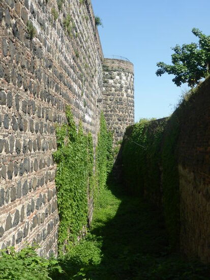 zwischen Stadtmauer und Burgmauer