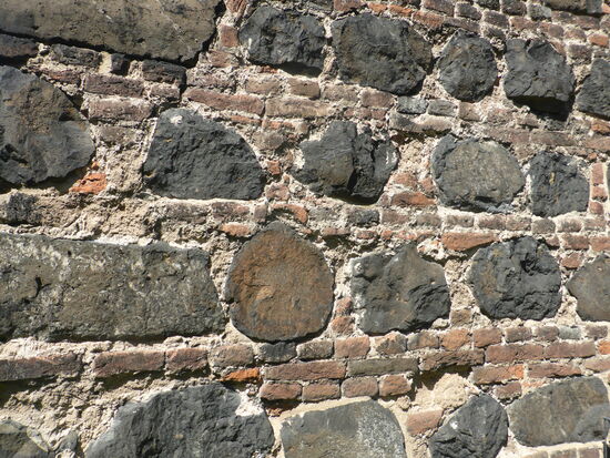 Mauerwerk aus Backstein in Kombination mit Findlingen (Basalt und Tuffstein)