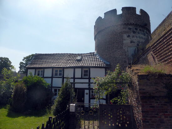leider steht er nicht frei, sondern es ist ein Fachwerkbau an den Turm angebaut