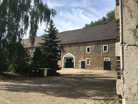 Innenhof der dreiflügeligen Vorburg