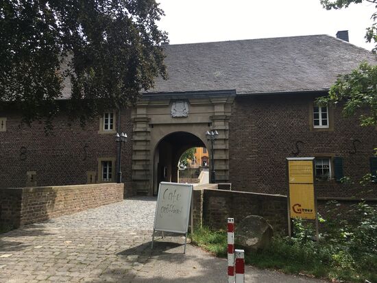 Die dreiflügelige Vorburg von 1685, dies ebenso wie die Hauptburg mit einem Wassergraben umgeben ist, diente als Wirtschaftsgebäude. I