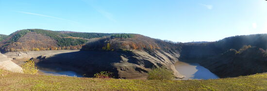 diesen Anblick einer Urftschleife ohne Wasser können wir jetzt noch einmal sehen,  den nächsten Prüfzeitpunkt (etwa 2040) werden wir wohl nicht mehr erleben können..