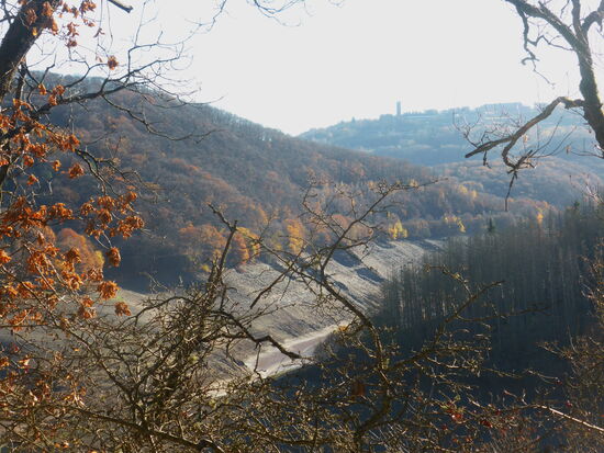 in der Ferne kann man die Silhouette der NS-Ordensburg Vogelsang erkennen