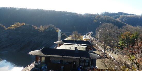 normalerweise besteht am Rande der Staumauer eine Einkehrmöglichkeit - sie natürlich cororna-bedingt geschlossen