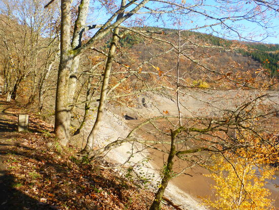 wir laufen ein Stück am 'See' entlang