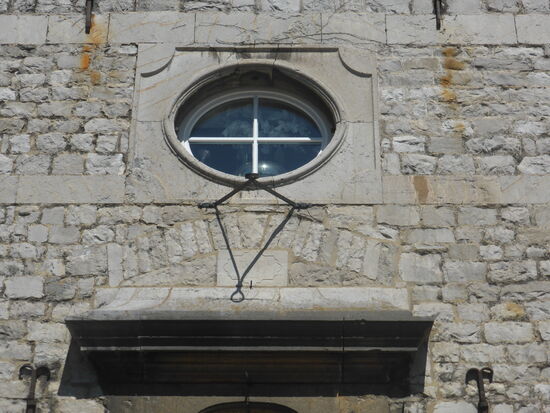 über dem Hauseingang ein Eisengestell mit Ring, - wohl als Sonnenuhr nutzbar