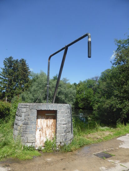 alte Wasserentnahmestelle am Weiher zwischen Vlatten-Haus und Amstenrather Haus