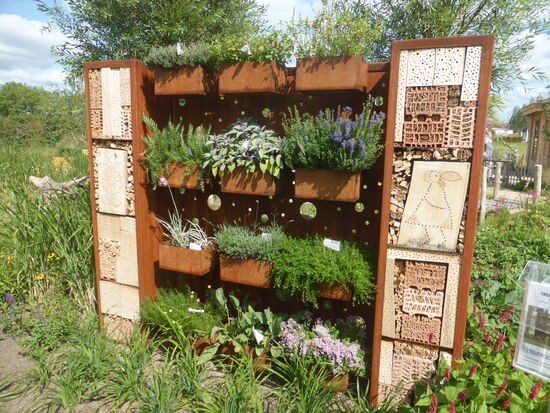 eine Kombination aus Trennwand, Bienenhaus und Kräutergarten - die würde ich sofort in meinen Garten integrieren (wenn ich wüßte wo)