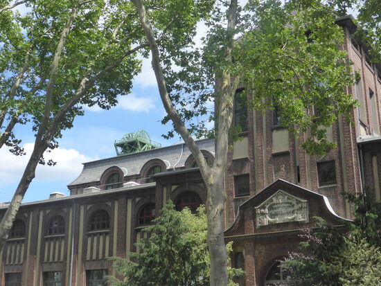 Hauptgebäude mit aletem Eingangsportal