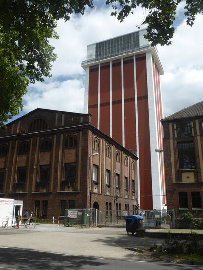 es ist immer wieder bewundernswert wieviel Aufwand bei der Gestasltung der Fassaden aleter Industriebauten betrieben wurde