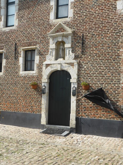 die vielen an den alten Häusern angebrachten schwarzen Fahnen geben uns Rätsel auf, das uns später erklärt wird: vorwiegend alte Leute bewohnen die Häuser der drei Straßenzeilen im Beginenhof - sie sollen ausziehen oder die renovierung ihrer Häuser bezahlen.