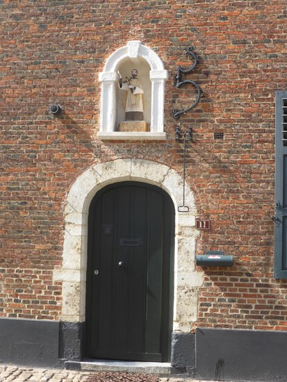 fast jeder Eingang ist mit einer heiligennische versehen