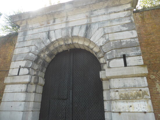 das Eingangstor entspricht fast genau dem der Zitadelle in Jülich