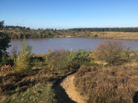 von dem langezogenen Höhenrücken steigen wir hinab zum östlichen See