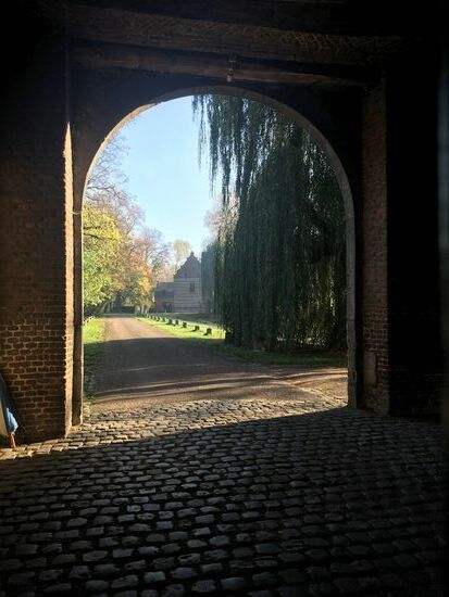 Eindrücke durch das geschlossene Tor