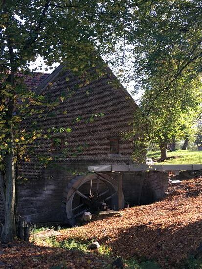 vorbei an einer Mühle (mit Ferienwohnungen?)