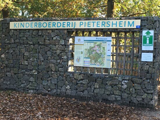schließlich erreichen wir den Kinderspielplatz mit kleinem Tierpark