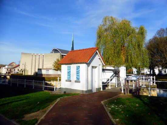 am Ortseingang teilt sich die Geul  - im Hintergund die moderne Onze-Lieve-Vrouw van Altijddurende Bijstandkerk