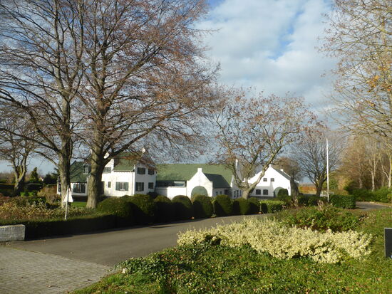 imposante Gebäude säumen die Straße - hier eine Druckerei
