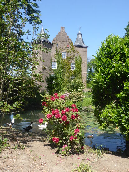 Gebäude aus Backstein mit Werksteingliederung - da am Eingang eine Wein - und Ölhandlung ihre Reklametafel angebracht hat, können wir das Gelände betreten.