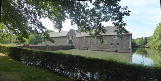 heute beherbergt es ein Seniorenheim, und ist wegen Corona z.Zt. hermetisch abgeschlossen.