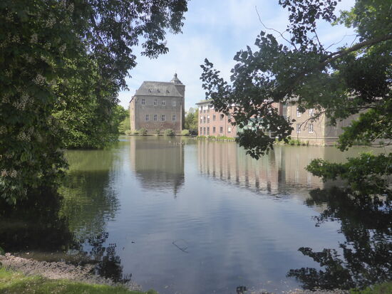 trotzdem kann man auf beiden Seiten des Komplexes - von Wasser getrennt - Eindrücken gewinnen