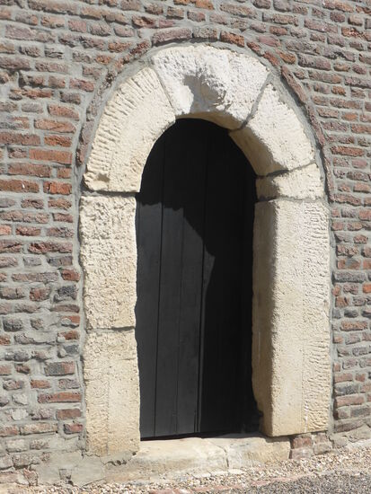 Tür- und Torumrahm,ung aus Mergel