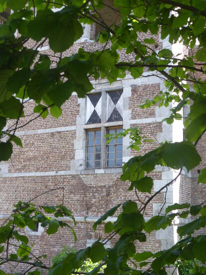 Kreuzstockfenster mit Blausteinumrahmungen