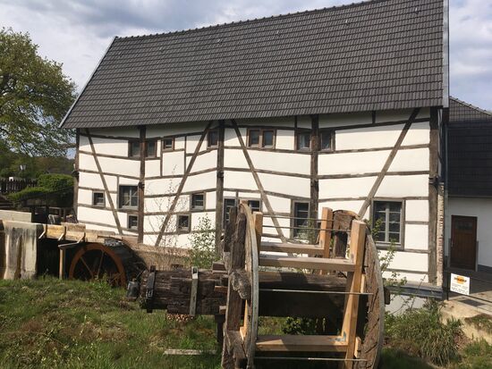das interesante Fachwerk wurde restauriert und ein neues (oberschlächtiges) Wasserrad montiert