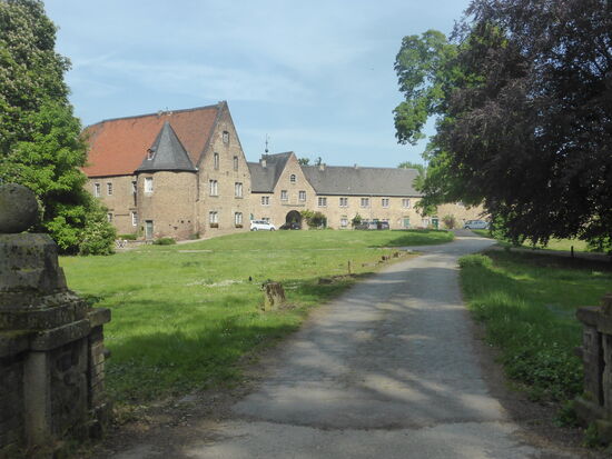 weitläufiger Innenhof der Vorburg