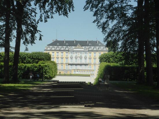 Blick aus einer dieser Alleen auf die Südseite des Schlosses