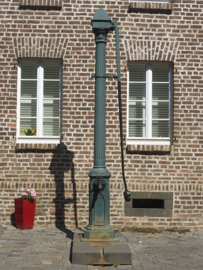 alter Strassenbrunnen