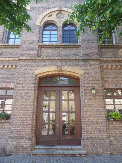 Hauptsttrasse 3 - Backsteingebäude mit getreppten Giebel von 1817 - mit großem Innenhof