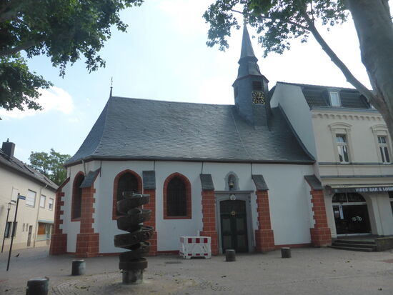 Die dem heiligen Georg geweihte Kapelle untersteht der Pfarrkirche St. Remigius. 
Sie wird 1420 erstmals erwähnt. Nach der Zerstörung im Jahr 1542 wurde sie von den Bergheimer Bürgern neu erbaut.