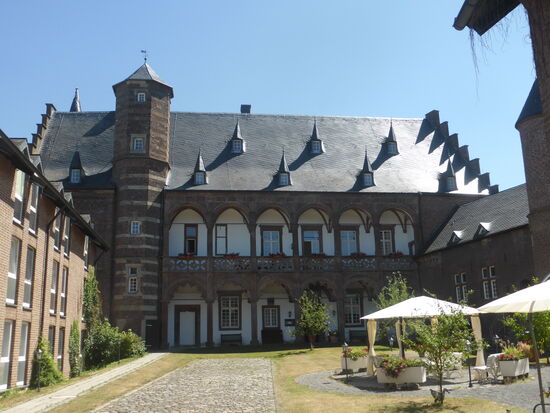 Dem Herrenhaus sind auf der Hofseite in beiden Geschossen Loggien mit je sechs Arkaden vorgelagert. Um 1960 wurden die Loggien umfangreich durch den Landeskonservator Rheinland saniert.