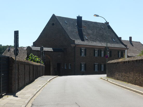 Die Ruine steht auf dem Privatgelände  eines großen Hofes und ist offiziell wegen Einsturzgefahr nicht zu besichtigen.