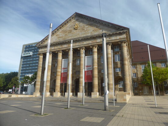 die Stadthalle liegt direkt neben unserem Hotel