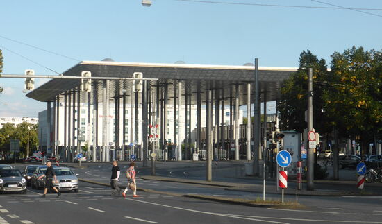 im Gegensatz zu einem Aachener Busbahnhof ist das entsprechende Bauwerk in Kassel hell und lichtduchflutet - und daher wohl auch proper