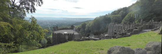 wir genießen den Blick vom Fuße des Herkulesmonuments