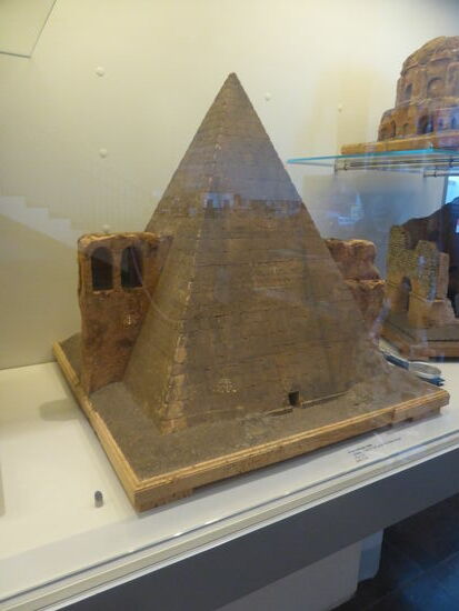 Modell aus Kork im Maßstab 1:51:  Pyramide des Cestius - zwischen 18 und 12 v. Chr. an der Via Ostiensis gelegen