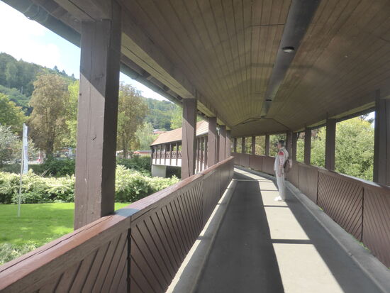 vom Parkplatz über die Holz-Brücke und man ist in der Stadt