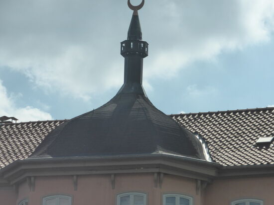 ein gar fürstliches gebäude am Ufer ist zu einer Moscheee umegbaut worden