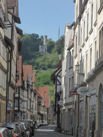 Blick auf den Aussichtsturm Tillyschanze - der 25 m hohe steinerne Aussichtsturm von 1885 bietet einen schönen Blick auf Hann. Münden .