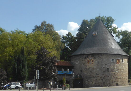 Rest des Oberen Tores - Oberes Tor 1318 erstmals erwähnt
11500-1546 Neubau auf Veranlassung Herzog Erichs II. als vorgeschobene Bastion
vor dem Mauerring mit Tor zwischen Rotunde und Turm
1776 Abbruch des Tors und der Befestigungsanlage wegen des Chausseebaus
1847 Abbruch des Turms
1985/86 Restaurierung der Rotunde