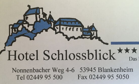 Für unseren Aufenthalt nehmen wir ein Zimmer mit Schlossblick im gleichnamigen Hotel